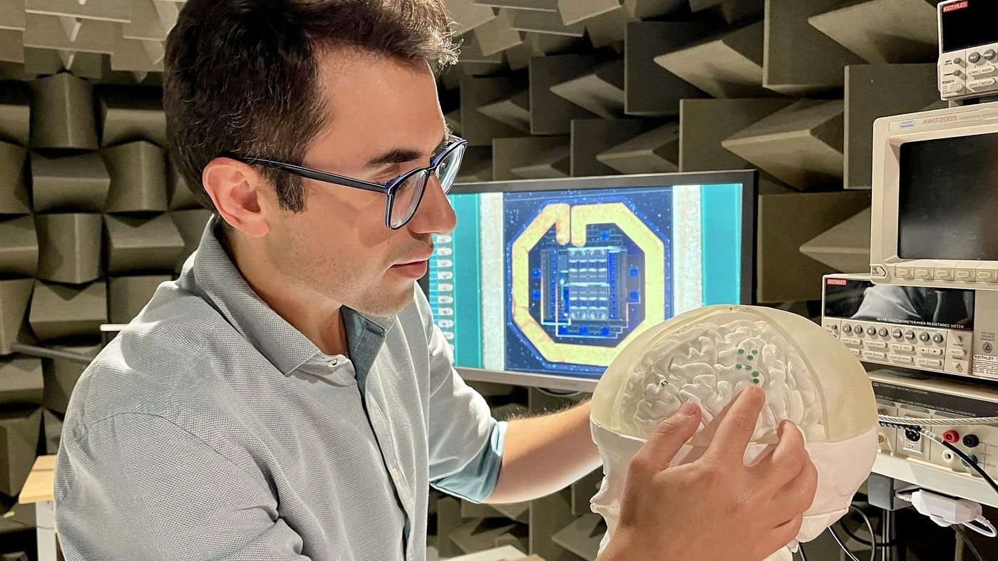 Dorian Haci nel laboratorio di neurotecnologia: il punto d'incontro fra circuiti, segnali biologici e applicazioni cliniche. © MintNeuro