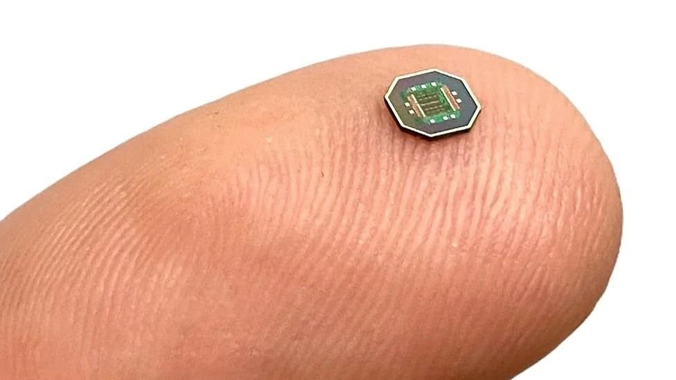 Il chip MintNeuro sulla punta di un dito: dimensioni e consumo energetico sono vincoli clinici, non semplici specifiche tecniche. © MintNeuro
