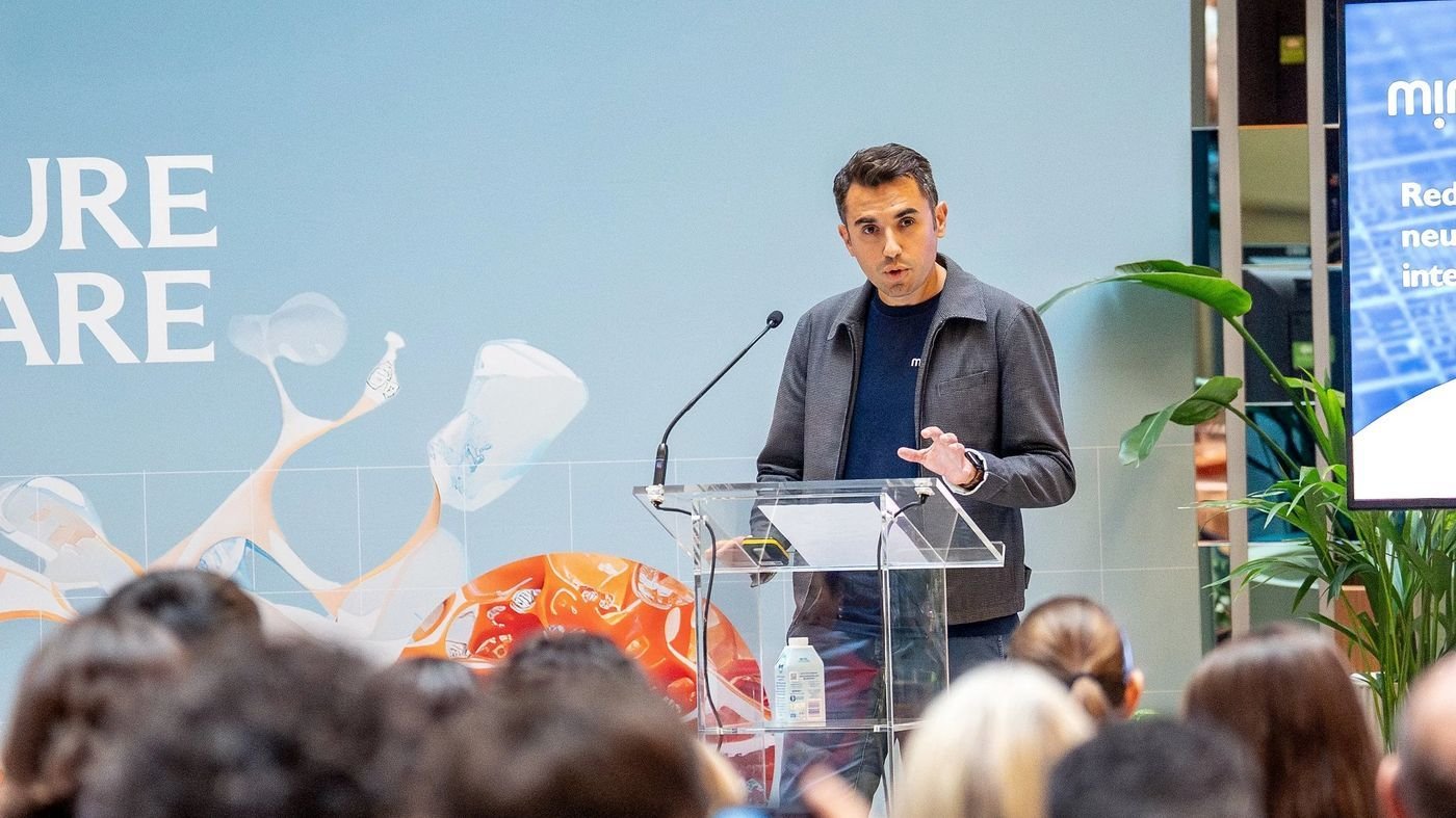 Dorian Haci presents MintNeuro's approach to next-generation neural implants. © MintNeuro